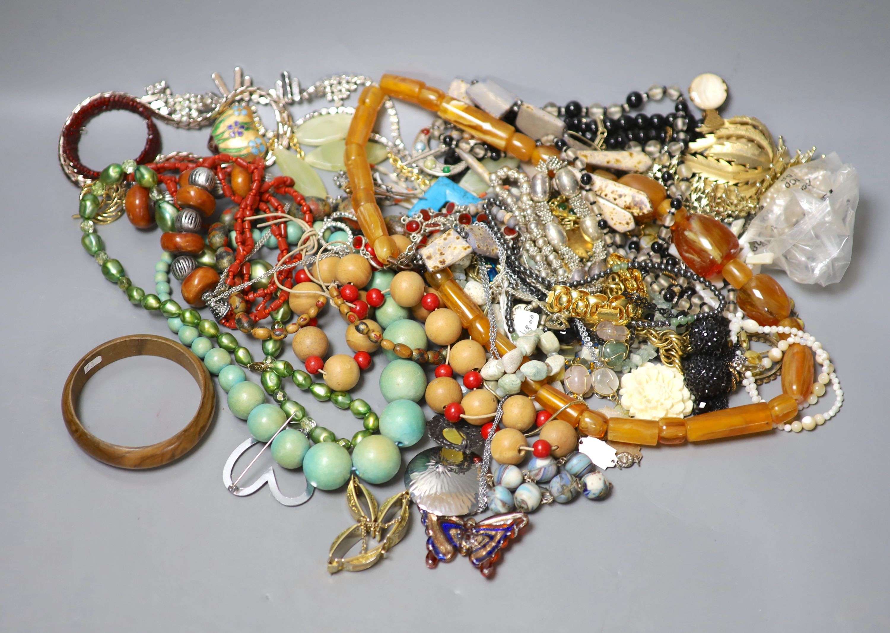 A quantity of assorted costume jewellery.